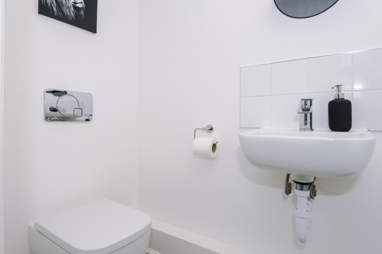 Rest&Recharge at Ridgefield House  Villa Manchester Buitenkant foto