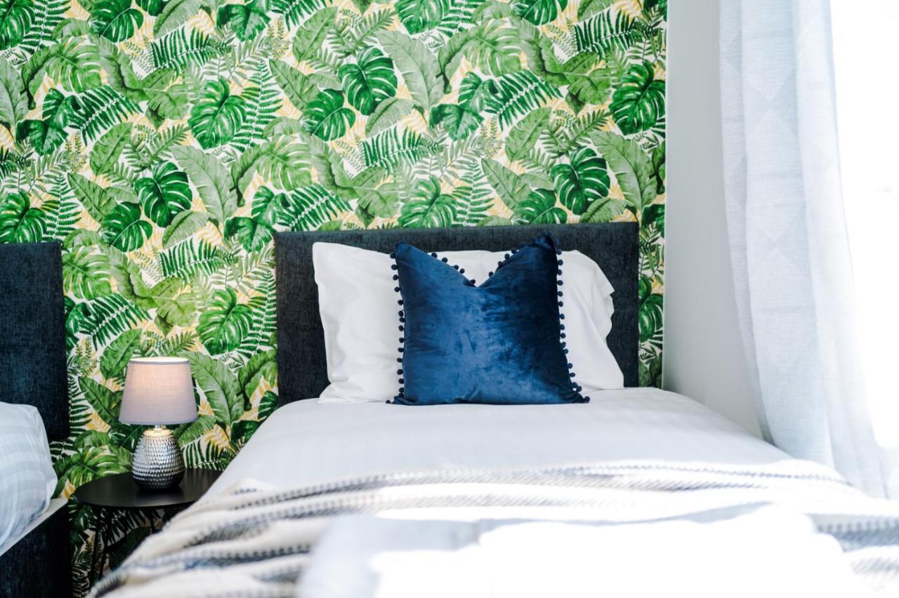 Rest&Recharge at Ridgefield House  Villa Manchester Buitenkant foto